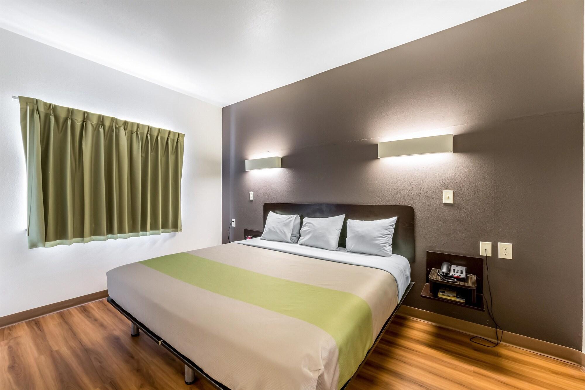 Super 8 By Wyndham Kenedy