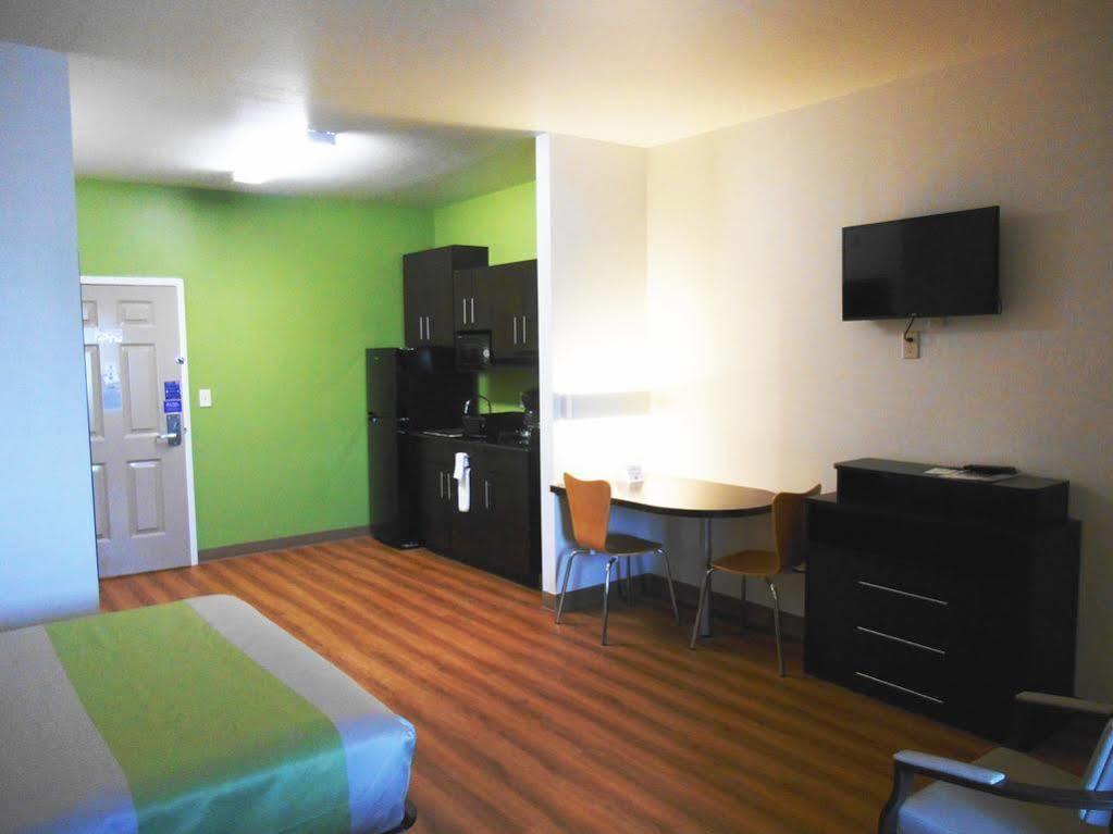 Super 8 By Wyndham Kenedy