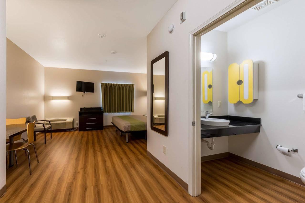 Super 8 By Wyndham Motel