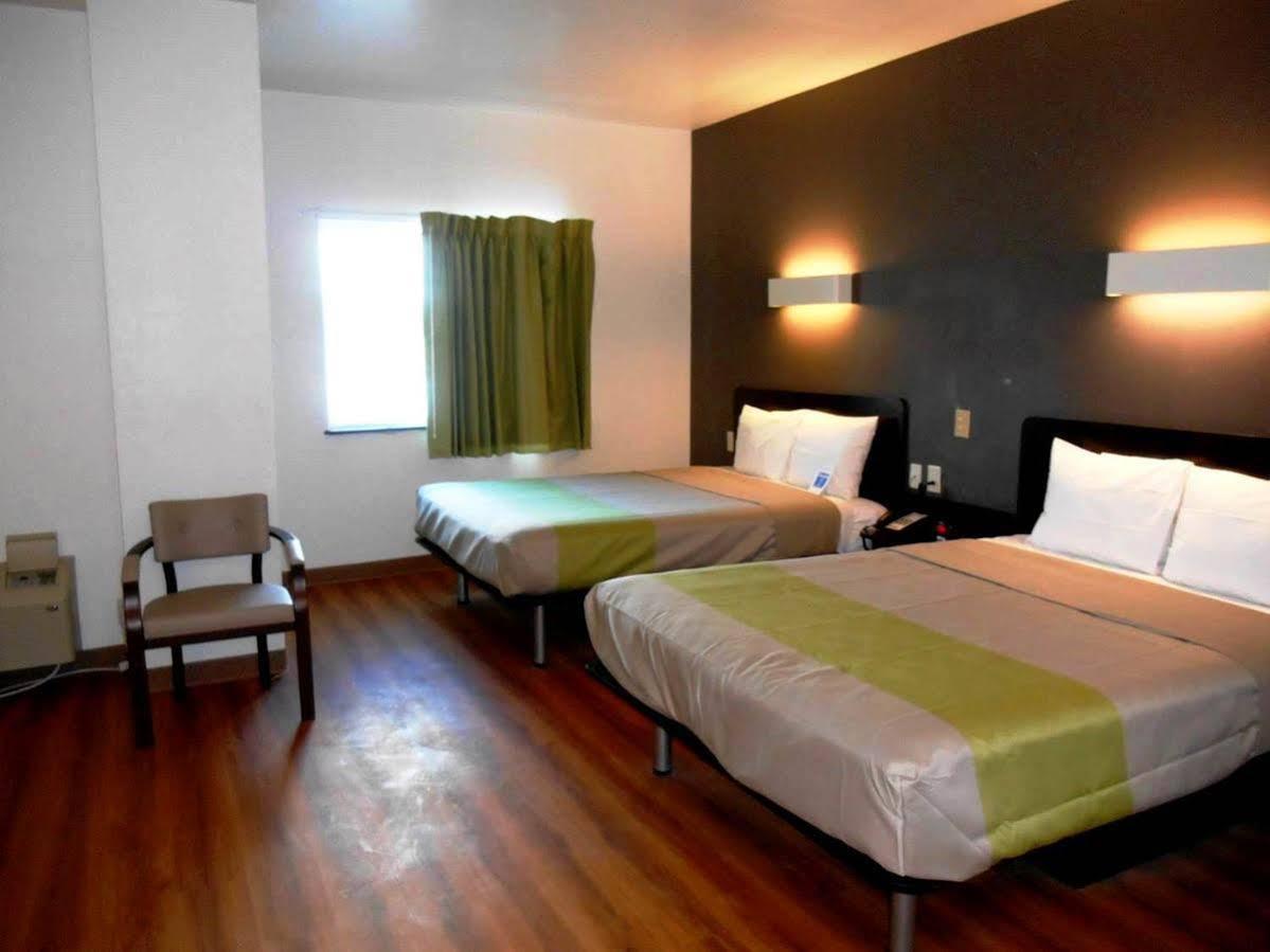Super 8 By Wyndham Motel Kenedy